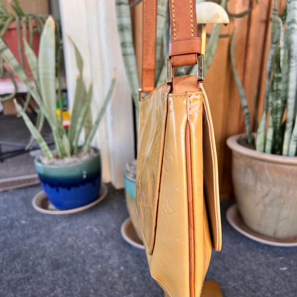 Louis Vuitton Vernis Thompson Shoulder Bag - Picture 5 of 8